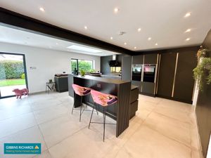 Kitchen/Breakfast Room- click for photo gallery